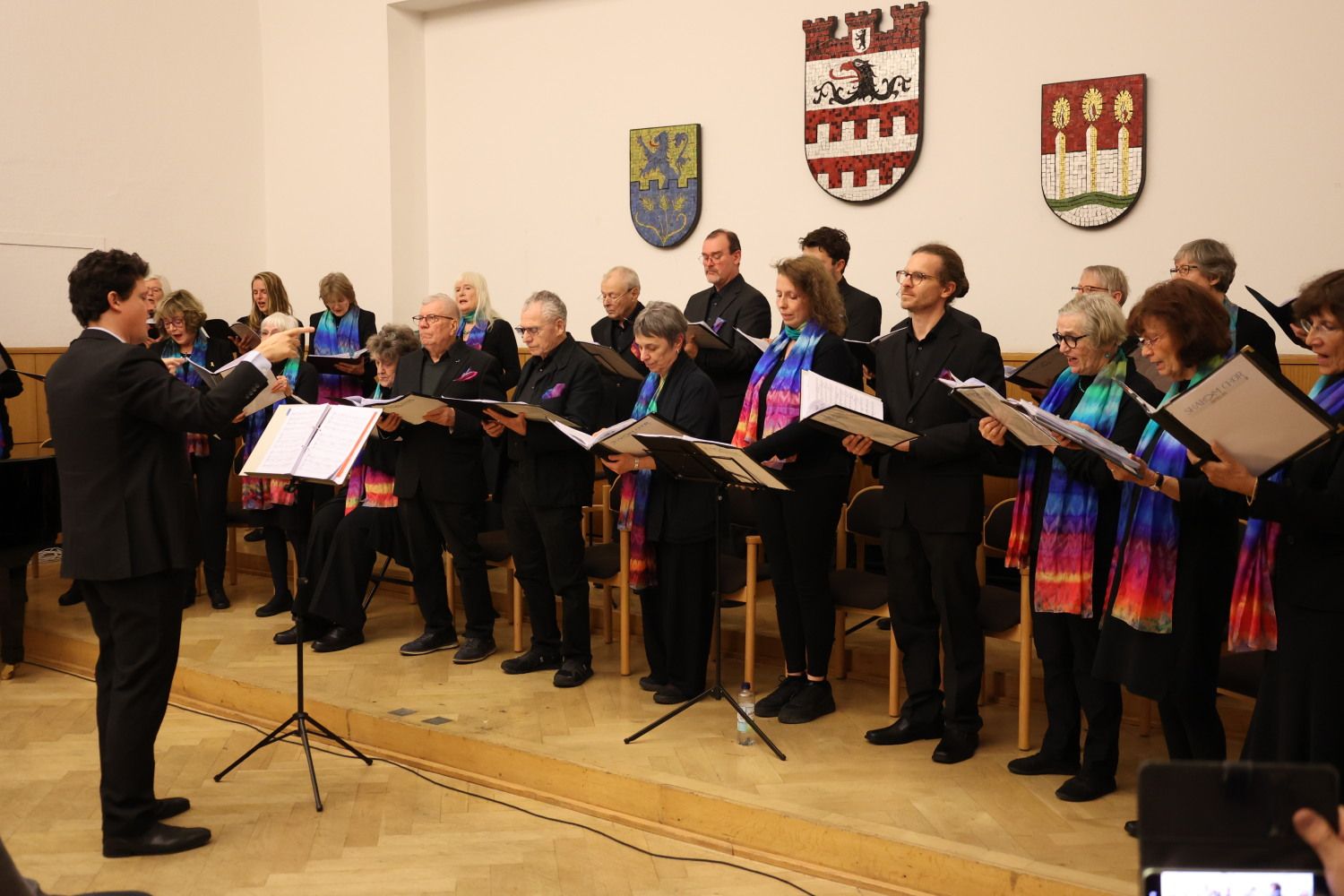11. November 2025: Hemi Levison dirigiert den Shalom-Chor Berlin im Alten BVV-Saal des Rathauses Steglitz