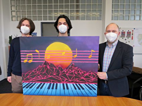 v.l.n.r.: Nikita Weinberger alias Sonnik, Jusuf Dudaev alias JD, Jugendstadtrat Alexander Ewers (SPD) (Bild: BA Reinickendorf)