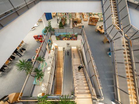 Treppen in Bibliothek von oberen Stockwerk gesehen