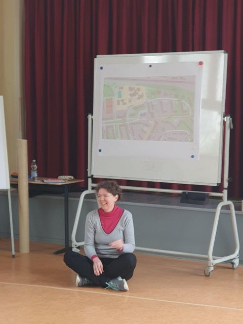 Bezirksstadträtin Korinna Stephan im Dialog mit dem Schülerparlament (Bild: BA Reinickendorf)