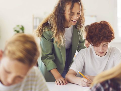 Lehrerin betreut Schüler