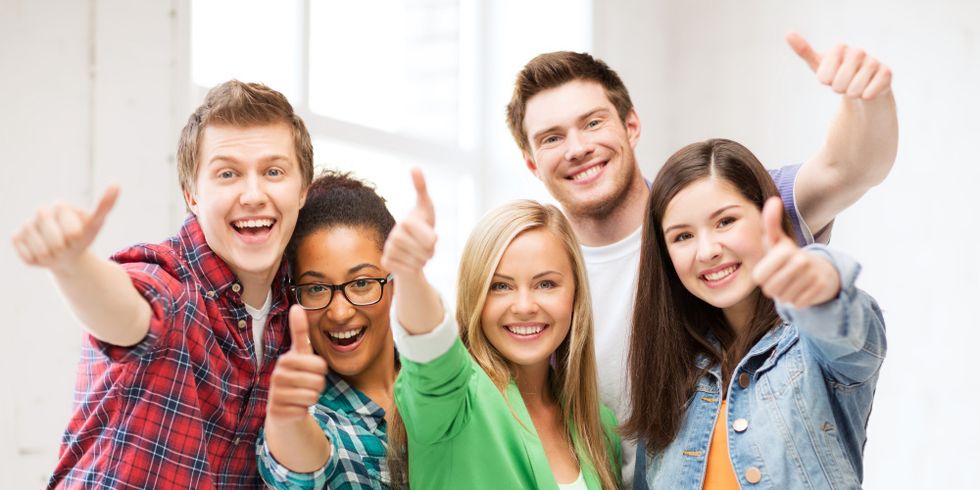 Schüler mit Daumen hoch