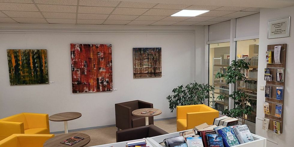 Foyer der Ehm-Welk-Bibliothek - Sitzecke abgetrennt durch Büchertrödel