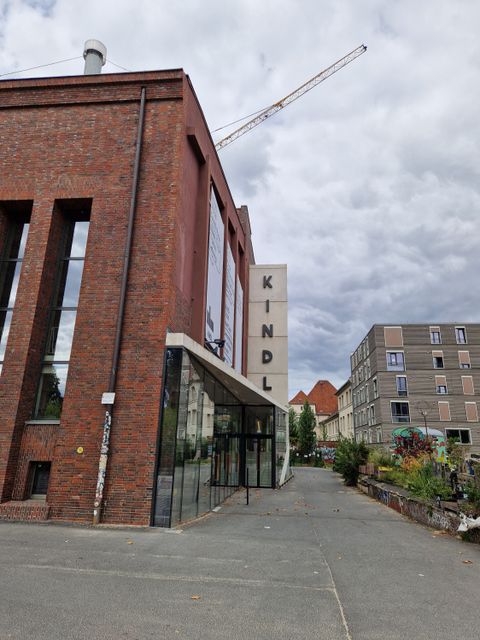 Backsteingebäude mit Glasfassade und Kindl-Schild