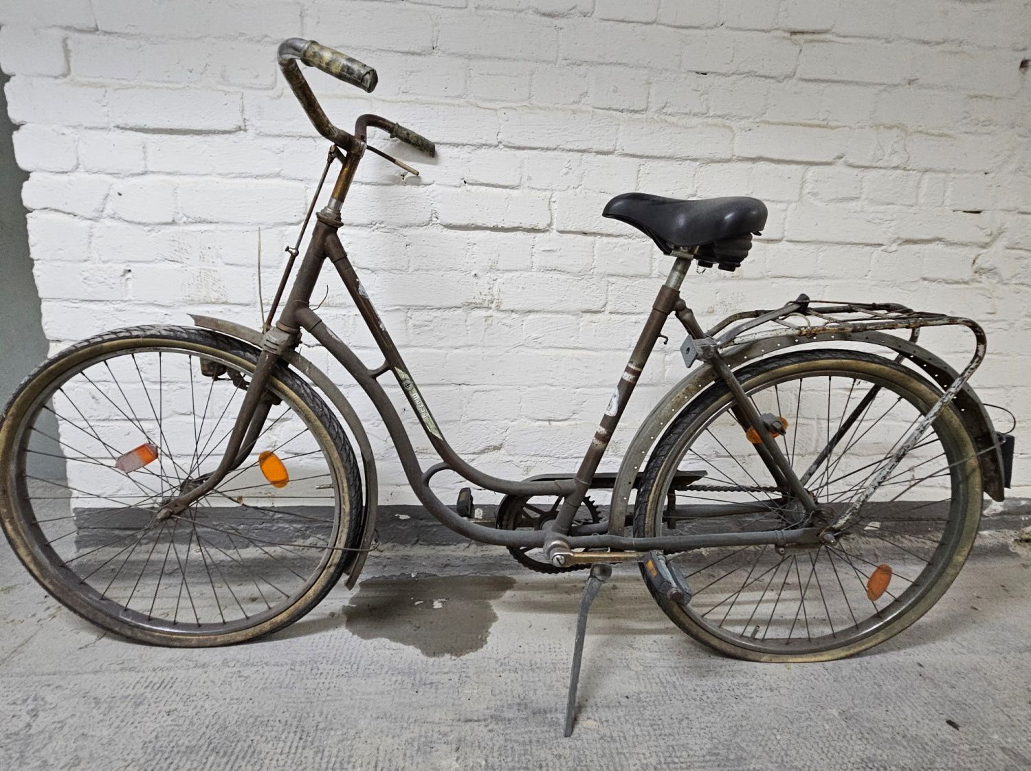 Braunes Damenfahrrad