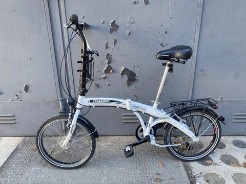 Weißes Klappfahrrad
