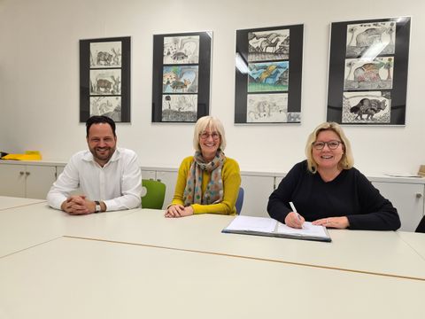 (v.l.n.r.): Jens Wadle (Prokurist und Leiter Schulbau der HOWOGE Wohnungsbaugesellschaft mbH), Karin Stolle (Schulleiterin der Schule an der Jungfernheide) und Dr. Carola Brückner (Bezirksstadträtin für Bildung, Kultur, Sport und Facility Management) bei der Unterzeichnung der Projektvereinbarung. (Bild: BA Spandau)