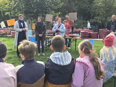 Annika Gerold, Bezirksstadträtin für Verkehr, Grünflächen, Ordnung und Umwelt, bedankte sich gemeinsam mit Nina Schleid und Katharina Koppenhagen vom Vorstand der Initiative Zero Waste e.V. bei den Kindern und teilnehmenden Betrieben
