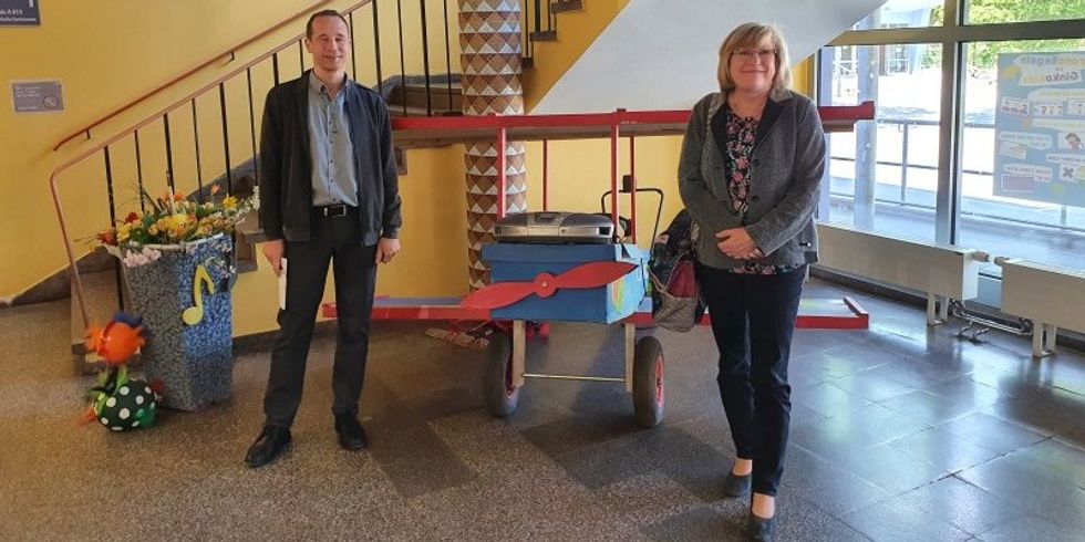 Bezirksstadträtin Cornelia Flader zu Besuch in der Ginkobaumschule in Johannisthal bei Schulleiter Hr. Hahn