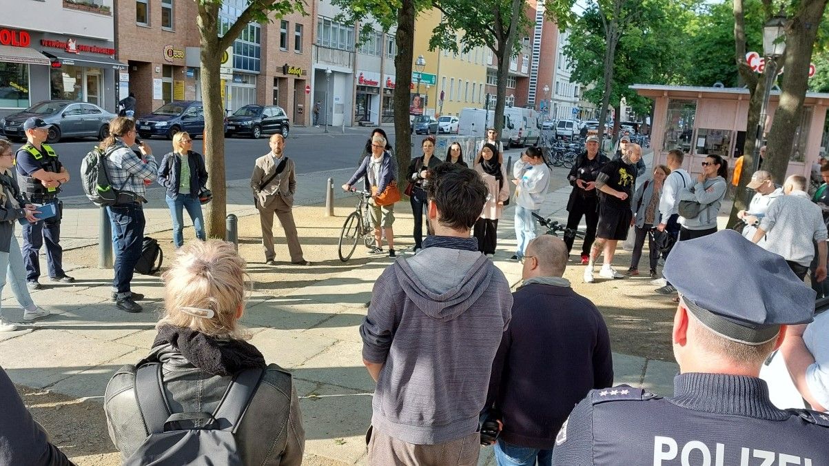 Teilnehmende des Runden Tisches auf dem Leopoldplatz