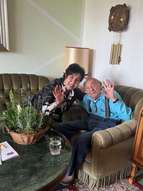 Herzliche Glückwünsche der Bürgermeisterin für Horst Kosin (Bild: BA Rdf)