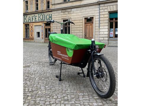 Lastenrad zum Ausleihen vor der Bibliothek am Luisenbad