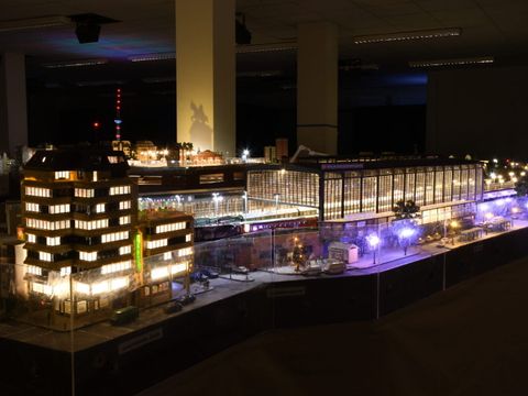 Modelleisenbahn in einem abgedunkeltem Raum (Bild: Gustav-Heinemann-Oberschule)