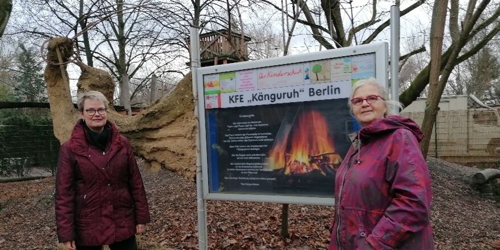 Einrichtungsleiterin Christine Scholze führt Regine Sommer-Wetter durch Haus und Garten der Jugendfreizeiteinrichtung Känguruh