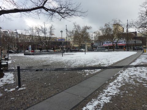 Lehniner Platz und WOGA-Komplex mit Bowlingbahn (links) und Schaubühne, 9.2.2013 (Bild: Bezirksamt, KHMM)