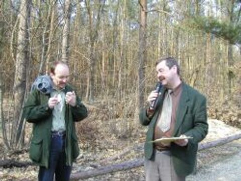 Bezirksstadtrat Joachim Krüger und Förster Elmar Kilz, 12.4.2003, Foto: Alexandra Voigt