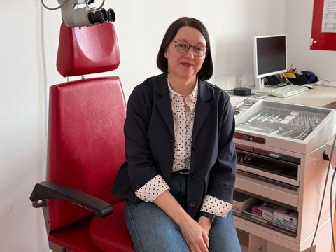 Frau Dr. Napiontek im einen der Untersuchungszimmer der Hörberatungsstelle