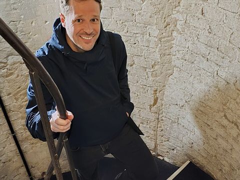 Produktionsleiter Hannes Frey auf der Wendeltreppe im HAU2