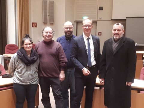 Bezirksstadtrat Carsten Spallek (zweiter von rechts) mit dem neu gewählten Vorstand des Bezirksschulausschusses Mitte (Bild: Bezirksamt Mitte)