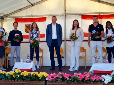 Ehrung der Olympioniken nach Reinickendorfer Sportgespräch (v.l.n.r.) Thomas Plößel, Leo Köpp, Deborah Schöneborn, Tobias Dollase, Karolina Pahlitzsch, Marc Koch, Yuliana Angulo, (Bild: BA Reinickendorf)