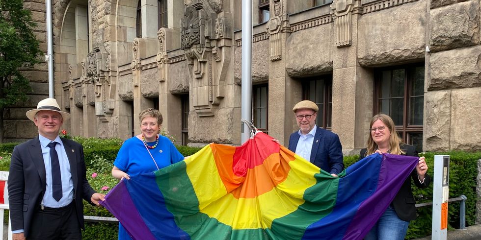 Naumann, Wagner, Schmitt-Schmelz, Lück hissen Regenbogenflagge