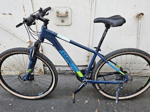 Blaues Herrenfahrrad