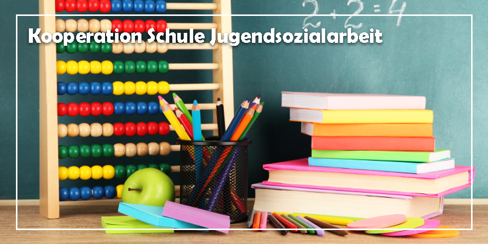 Schulmaterial liegt vor einer Tafel