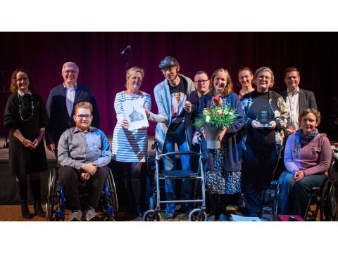 Bezirksstadträtin Sandy Mattes, BVV-Vorsteher Gregor Hoffmann, Felix Heilmann, Vorsitzender des Bezirksbeirates von und für Menschen mit Behinderungen; Anja Lauf, Dennis Schwabe, Thomas Stünkel, Giselind Hardwig (Leiterin des Bildungsinstituts), Katja Liebal, Katrin Erfurth von leben lernen gGmbH sowie Bezirksbürgermeister Martin Schaefer und Daniela Kaup, Beauftragte für Menschen mit Behinderungen. (Bild: Bezirksamt Lichtenberg)