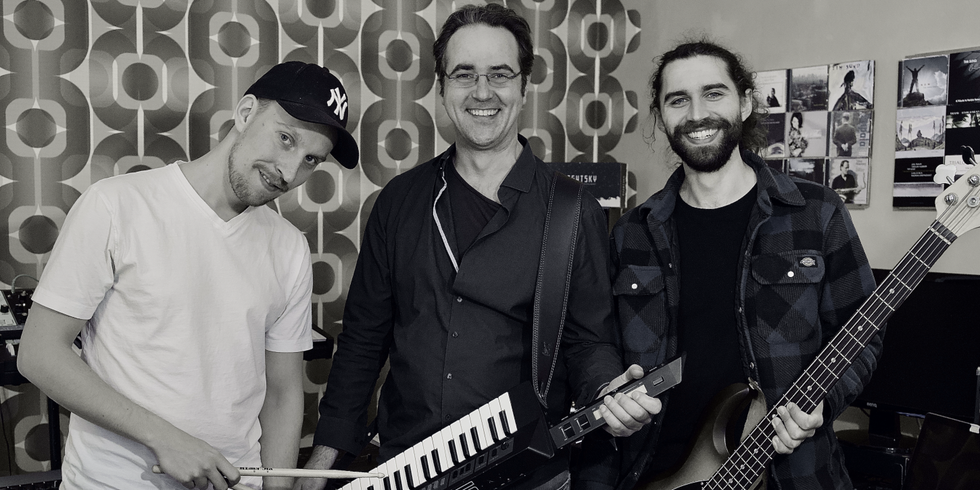 TiM SUND electrified (mit Tim Sund - Keyboards, Alex Will - electric bass und Jonathan Gradmann - drums).