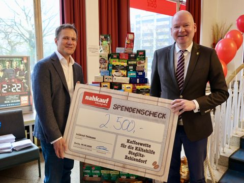 v.l.n.r. Einzelhändler Ralf Oelmann & Stellv. Bezirksbürgermeister und BzStR Tim Richter mit symbolischem Spendenscheck