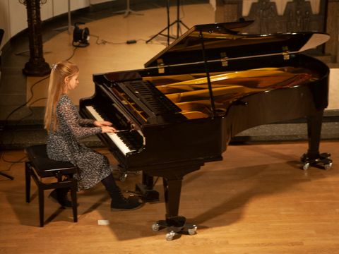 Mädchen spielt am Klavier