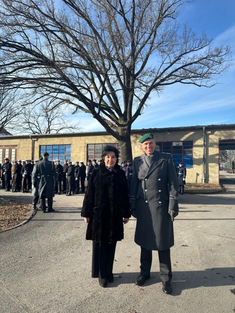 Bezirksbürgermeisterin Emine Demirbüken-Wegner mit Oberleutnant und Kommandeur Maik Teichgräber