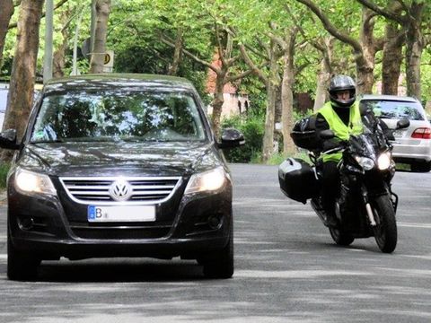 Zweiradfahrer üeberholen