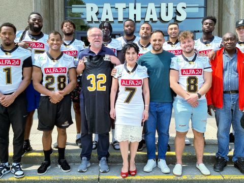 ie Berlin Adler zu Besuch bei der Bezirksbürgermeisterin Emine Demirbüken-Wegner (Bild: BA Reinickendorf)