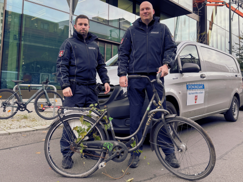 Zwei Kollegen vom Ordnungsamt Mitte entsorgen Schrottfahrräder im Bezirk