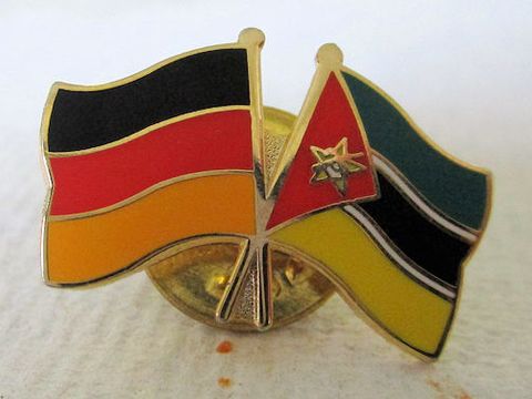 Anstecker Deutschland/Mosambik (Bild: Polizei Berlin)