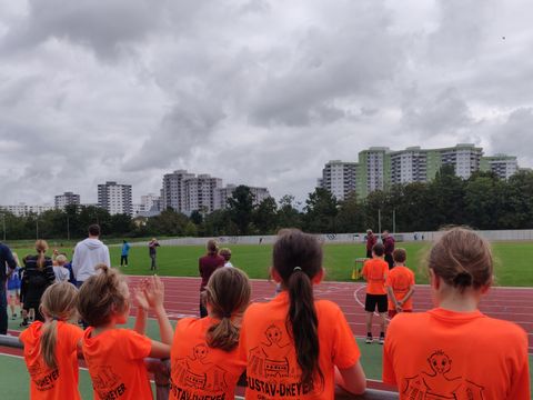 Schülerinnen der Gustav-Dreyer-Schule feuern ihre Mitschüler an (Bild: BA Reinickendorf)