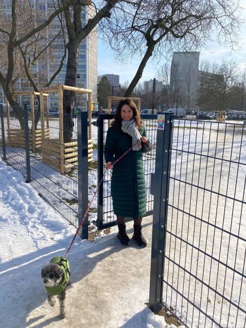 Filiz mit Hund an Zaunanlage