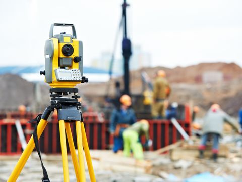 Vermessungsinstrument auf einer Baustellen