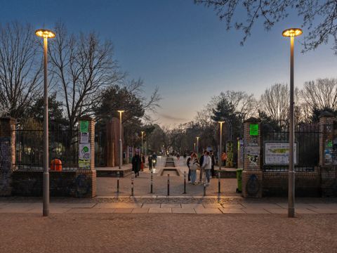 Solarleuchten im Görlitzer Park: Parkeingang Falckensteinstraße. Lichtmaste mit Aufsatzleuchte