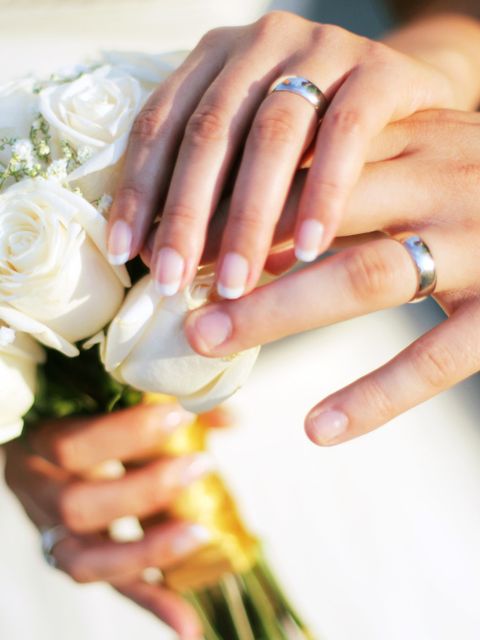 Hände eines Hochzeitpaares