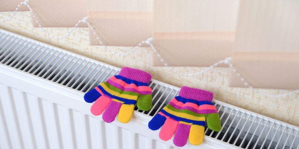 Gestrickte Handschuhe trocknen am Heizkörper