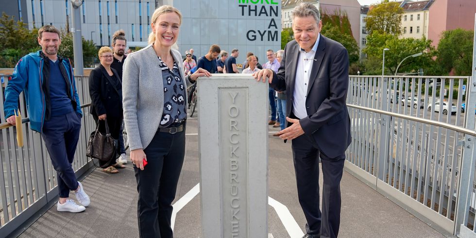 Senatorin Manja Schreiner bei der Eröffnung der Yorck-Brücke