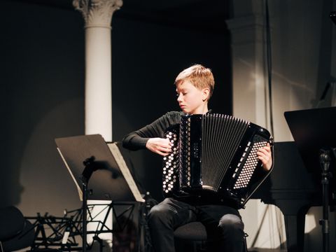 Bela Sporrer spielt Akkordeon