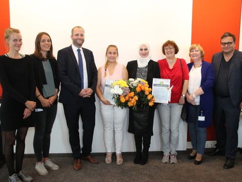von links nach rechts: Wohnungsvermittlung Hestia Frauenhäuser Selina Höfner, Hanna Bednasch, Hendryk Lietzmann Leiter OBM Howoge, Monique Mathis Preisträgerin Howoge; FrauenTechnikzentrum: Preisträgerin Arwa Almoadhen, die Leiterin des Projektes „Get connected mit Arwa“ vom Trägerverein FrauenTechnikZentrum Berlin e. V. (FTZ) ; (Bild: Bezirksamt Lichtenberg)