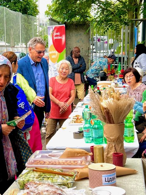 Bezirksbürgermeister Jörn Oltmann besucht Stände - hier Verein Koreanischer Krankenschwestern e.V.