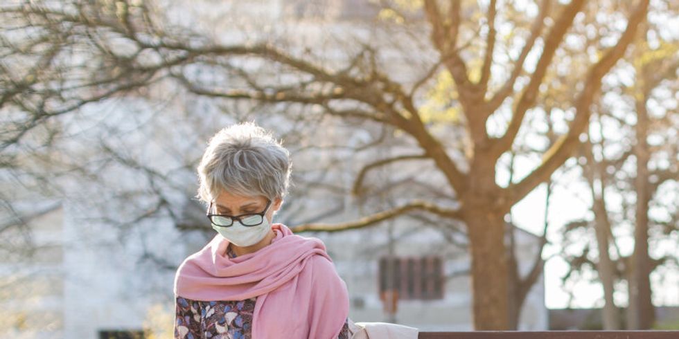 Großmutter und Enkel durch soziale Distanzierung getrennt