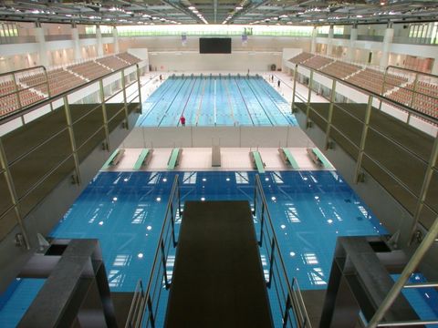Schwimm- und Sprunghalle