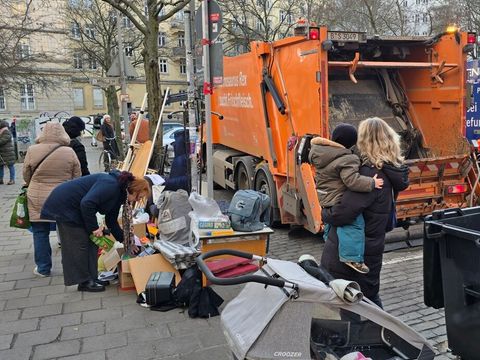 Sperrmüllentsorgung im Rahmen der BSR-Kieztage in der Liebigstraße