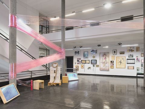 Blick in die Ausstellung "Förderpreis Junge Kunst 2024", Werke von Jakob Wirth und Sarah Oh. (Bild: Joe Clark)